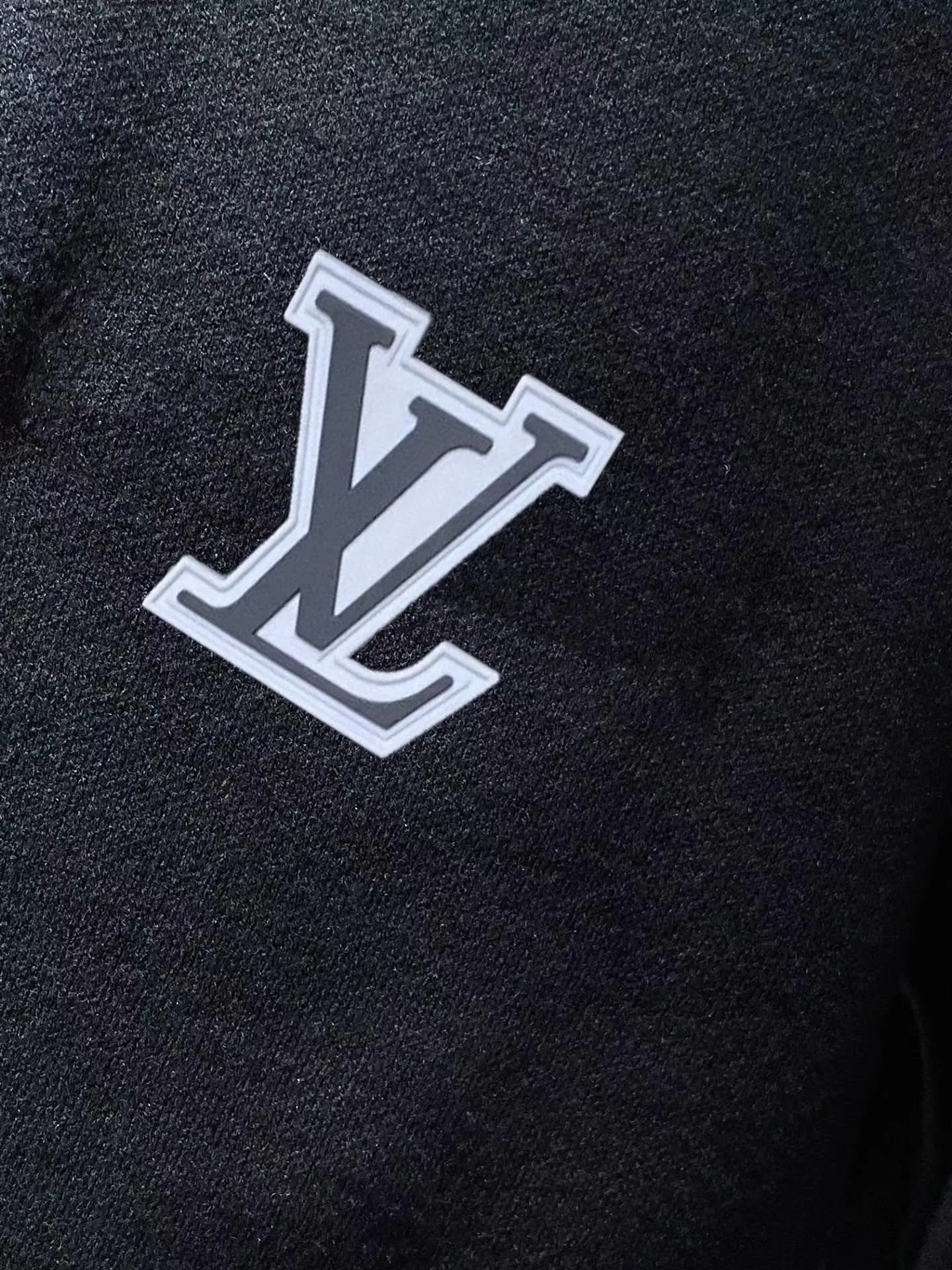 🅿️240 【LV Louis Vuitton】Autumn and winter classic round neck pullover sweater, in full condition! ! ! Wool blended fabric, the latest model in 2025, golden ratio! ! Slim-fitting soft gold, versatile and practical item, the combination and practicality are extremely powerful, simple and elegant, and classy! To create your own style, it is highly recommended to buy it in two colors. The standard slim fit tailoring process is suitable for both young and old men. It is knitted from wool and will not cause any discomfort! While keeping warm, it is stylish, textured and wearable, and the classic logo with contrasting colors on the chest feels in place! ! Recommended for regular customers! ! Size M-3XL (maximum wear: 190 pounds)